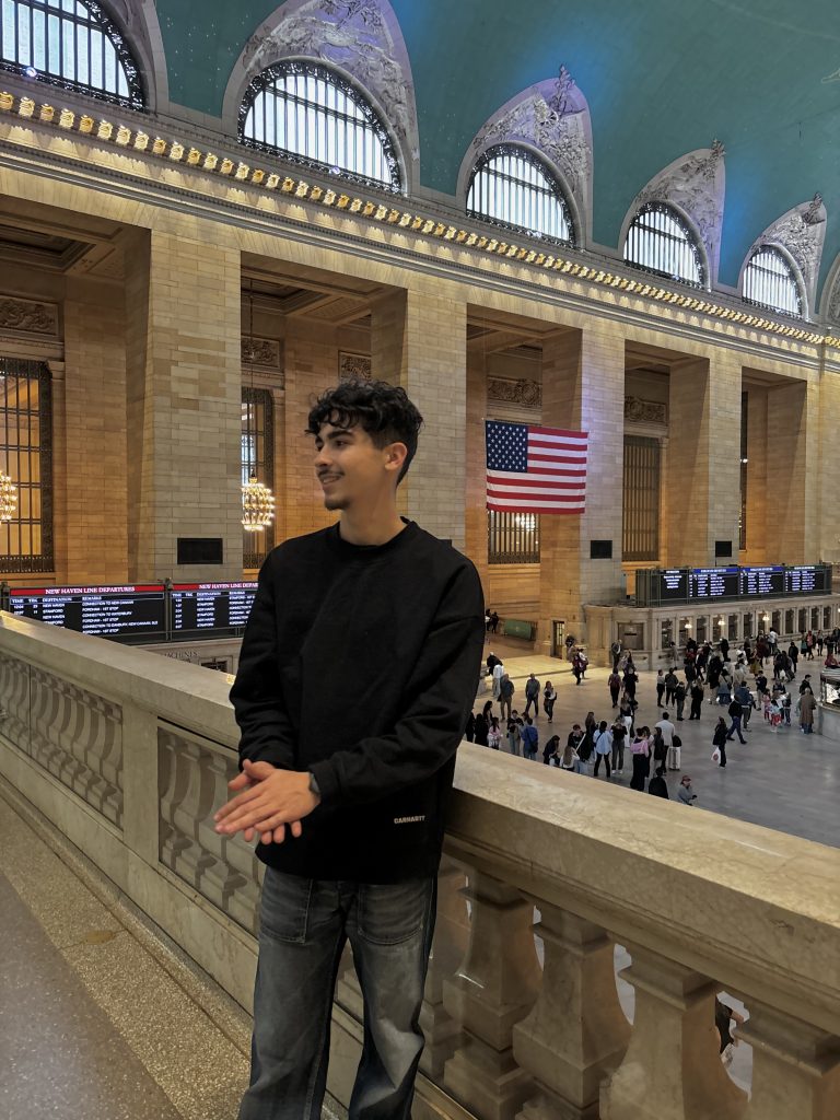 Photo d'Evan dans la célèbre gare "Grand Central" à New York.