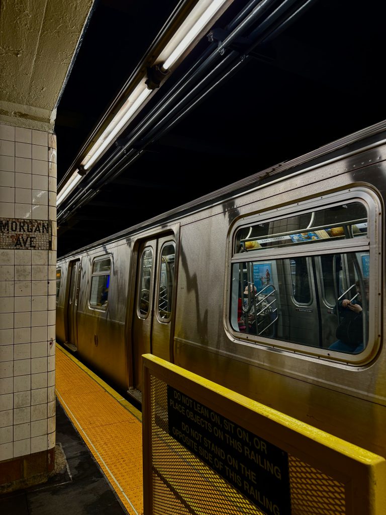 Photo de nuit du métro à Morgan Avenue à New York.