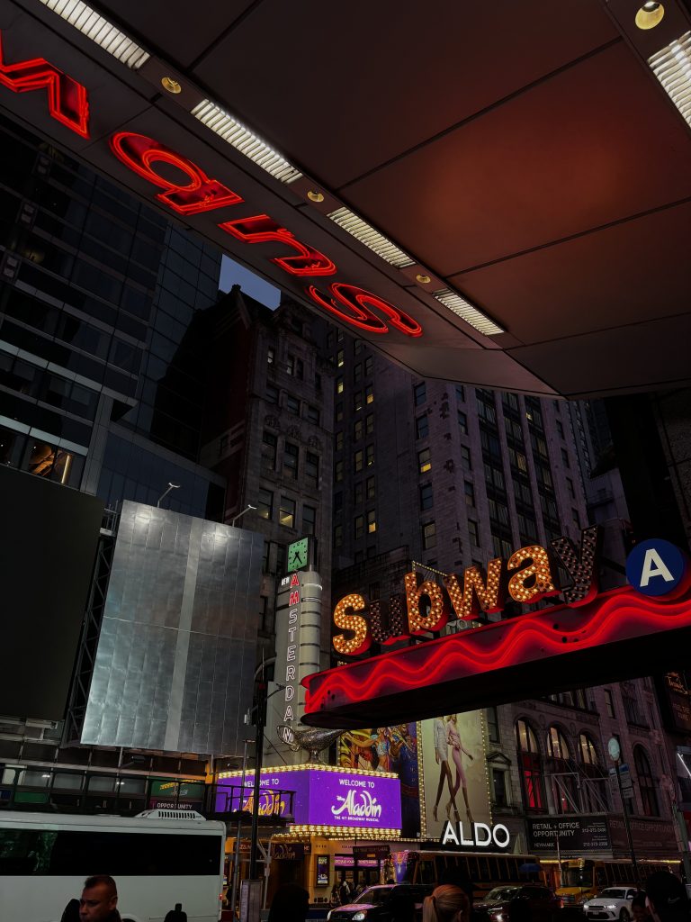Photo de nuit des néons de Times Square à New York.