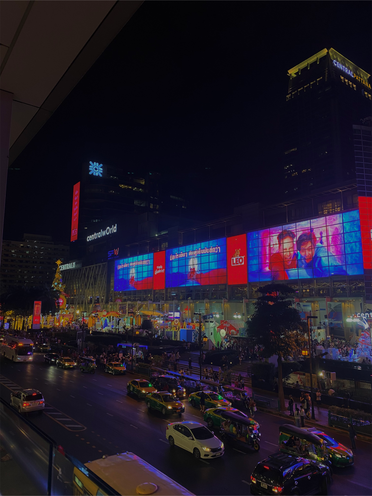 Photo de nuit du centre commerciale "Central World" à Banngkok.