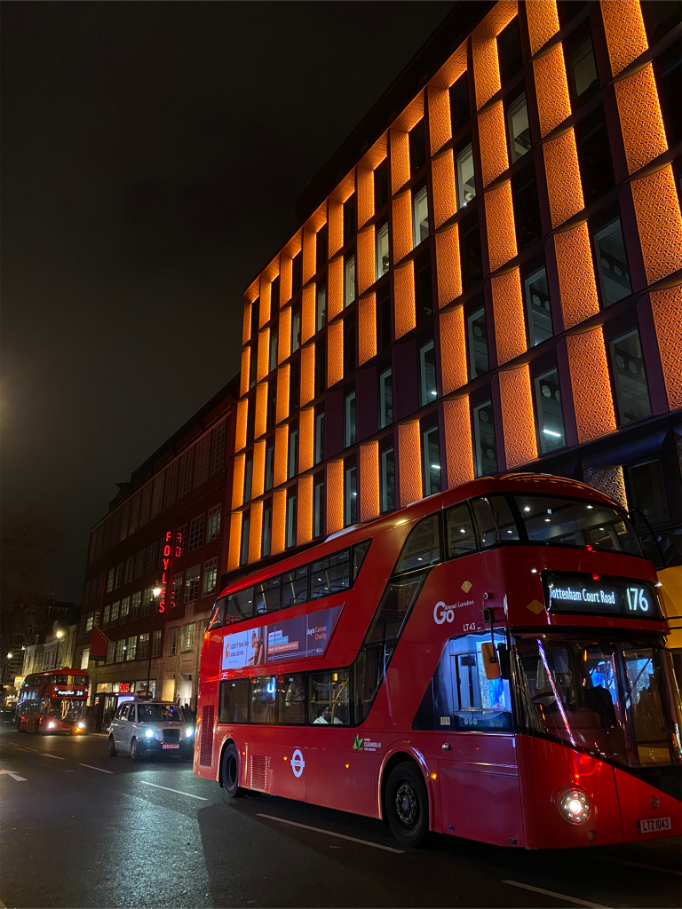 Photo de nuit au Theatre District à Londres.