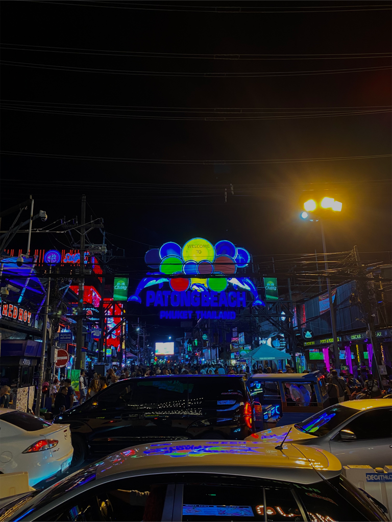 Photo d'une foule dans les rues de Patong Beachen Thailande.