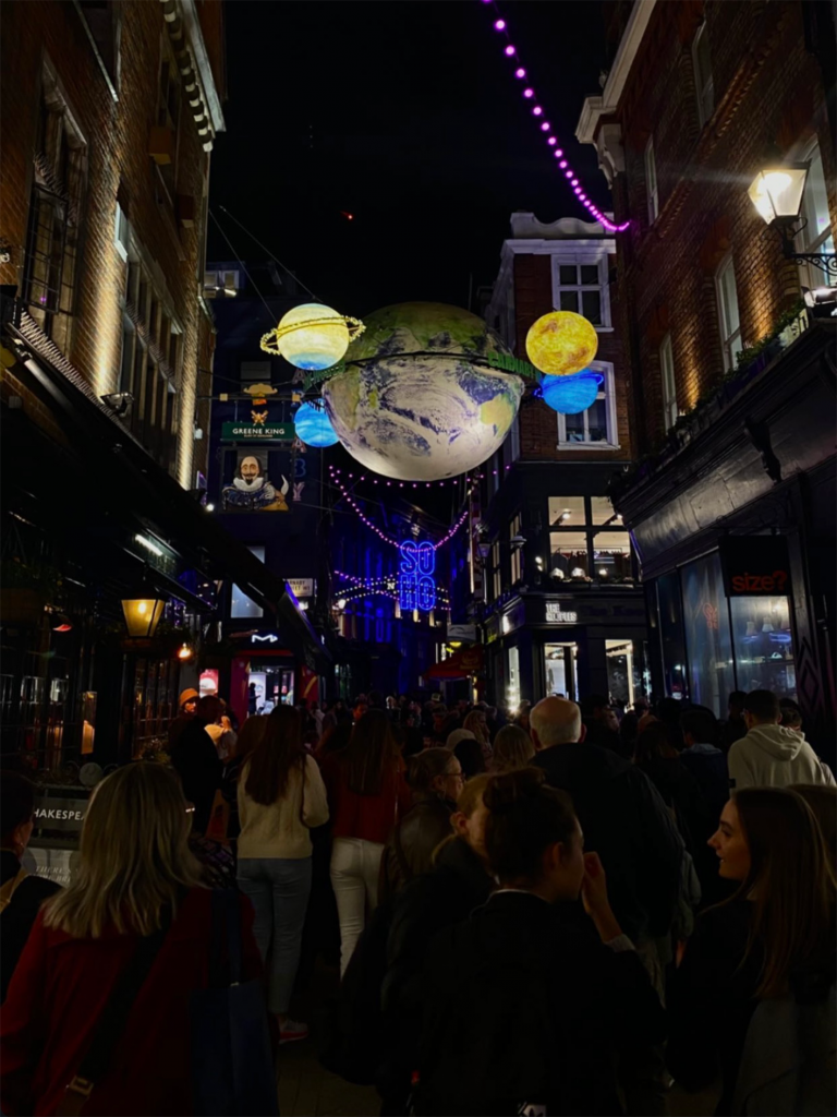 Photo d'une foule dans les rues de Soho.